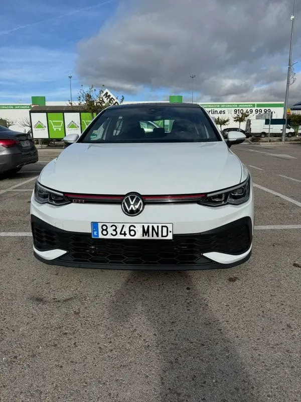 
								VOLKSWAGEN Golf lleno									